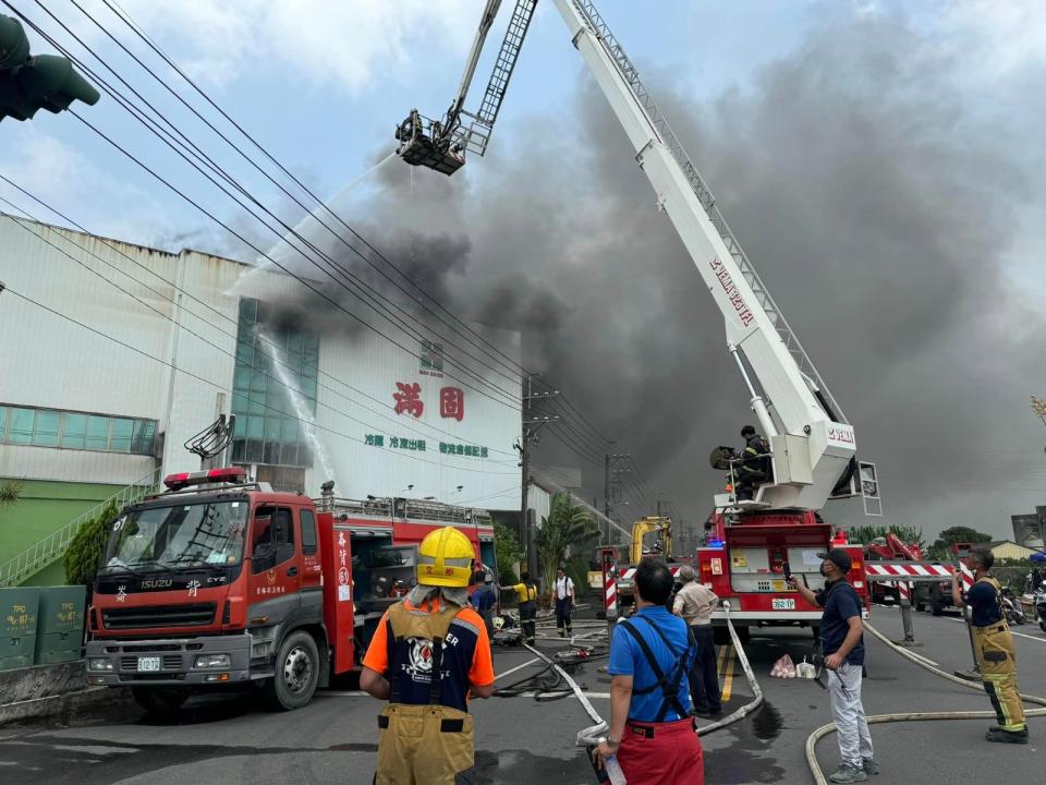 雲林一碾米廠發生火警，警消出動近百人，終在8小時後撲滅。翻攝雲林縣議員李明哲臉書