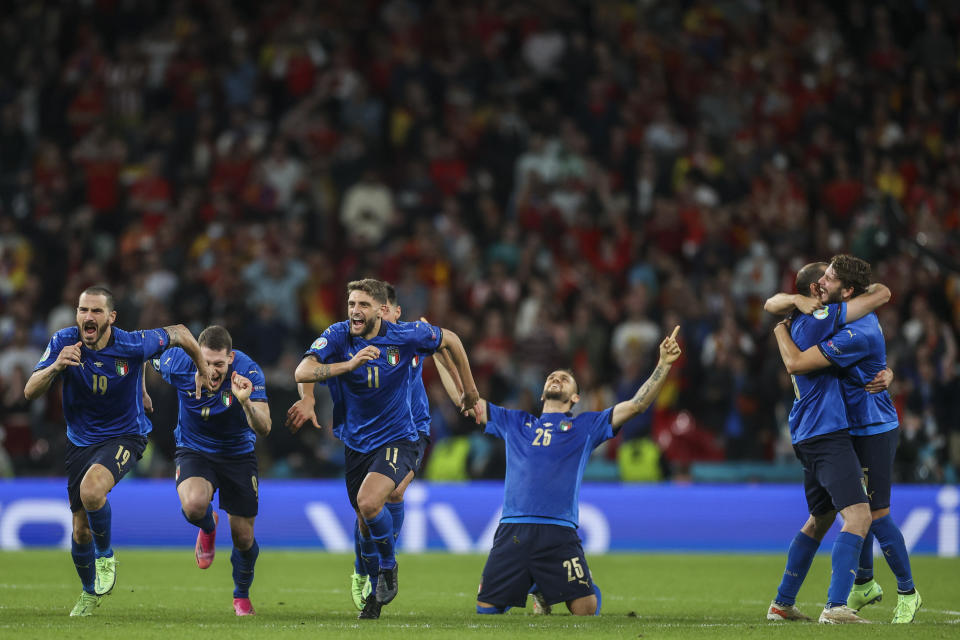 Los jugadores de la selección italiana festejan luego de eliminar por penales a España en la semifinal de la Eurocopa, el martes 6 de julio de 2021, en Londres (Carl Recine/Pool Photo via AP)