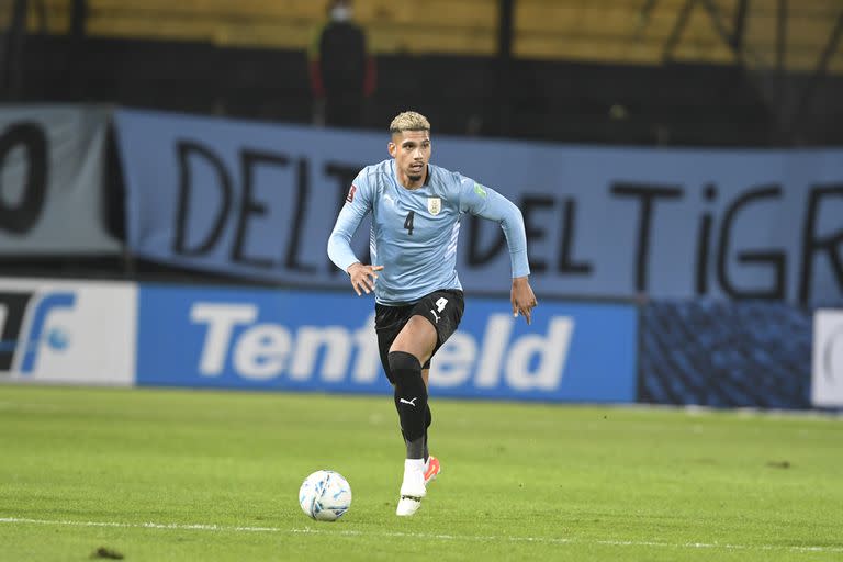 Ronald Araujo con la camiseta uruguaya; pese a su lesión, el entrenador charrúa, Diego Alonso, lo incluyó en la lista preliminar de 55 futbolistas de cara a Qatar 2022