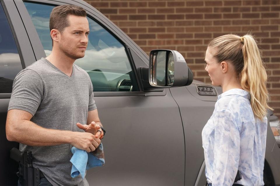 CHICAGO P.D. -- "A Good Man" Episode 1003 -- Pictured: (l-r) Jesse Lee Soffer as Jay Halstead, Tracy Spiridakos as Hailey Upton -- (Photo by: Lori Allen/NBC)