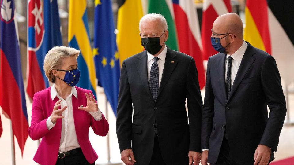 EU-Kommissionspräsidentin Ursula von der Leyen und EU-Ratspräsident Charles Michel (r.) empfangen US-Präsident Joe Biden in Brüssel. (Bild: dpa)