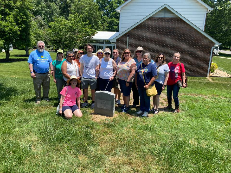 The 2023 Oak Ridge History Tour stop at the John Hendrix gravesite.