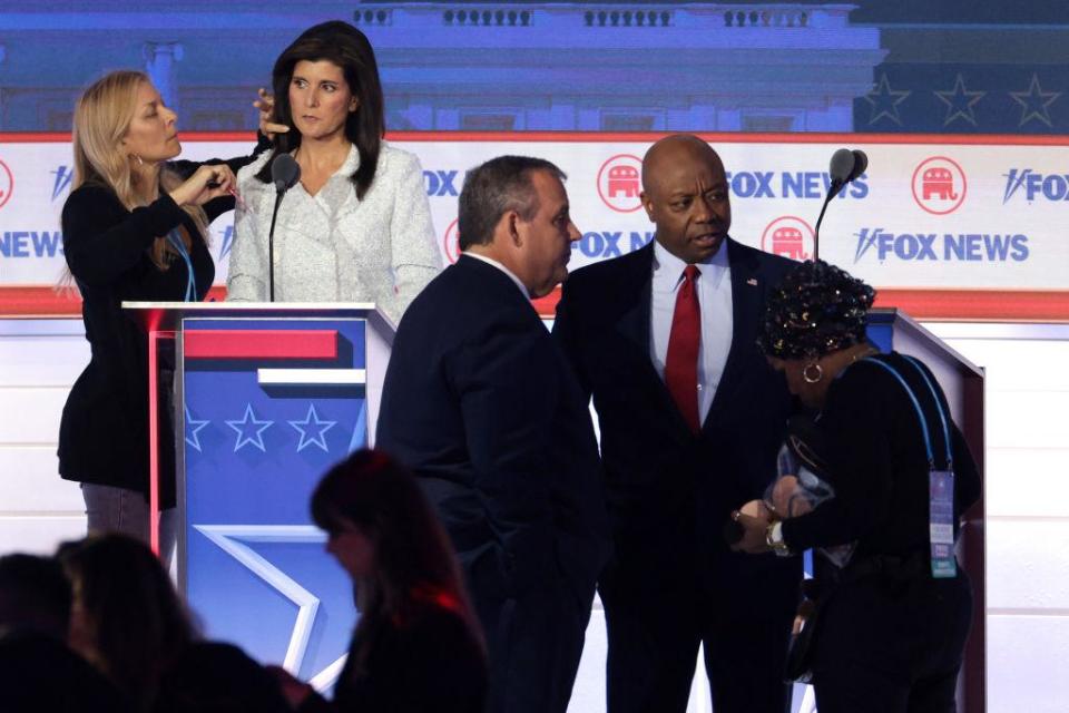 Tim Scott y Chris Christie (en primer plano, con Nikki Haley detrás)