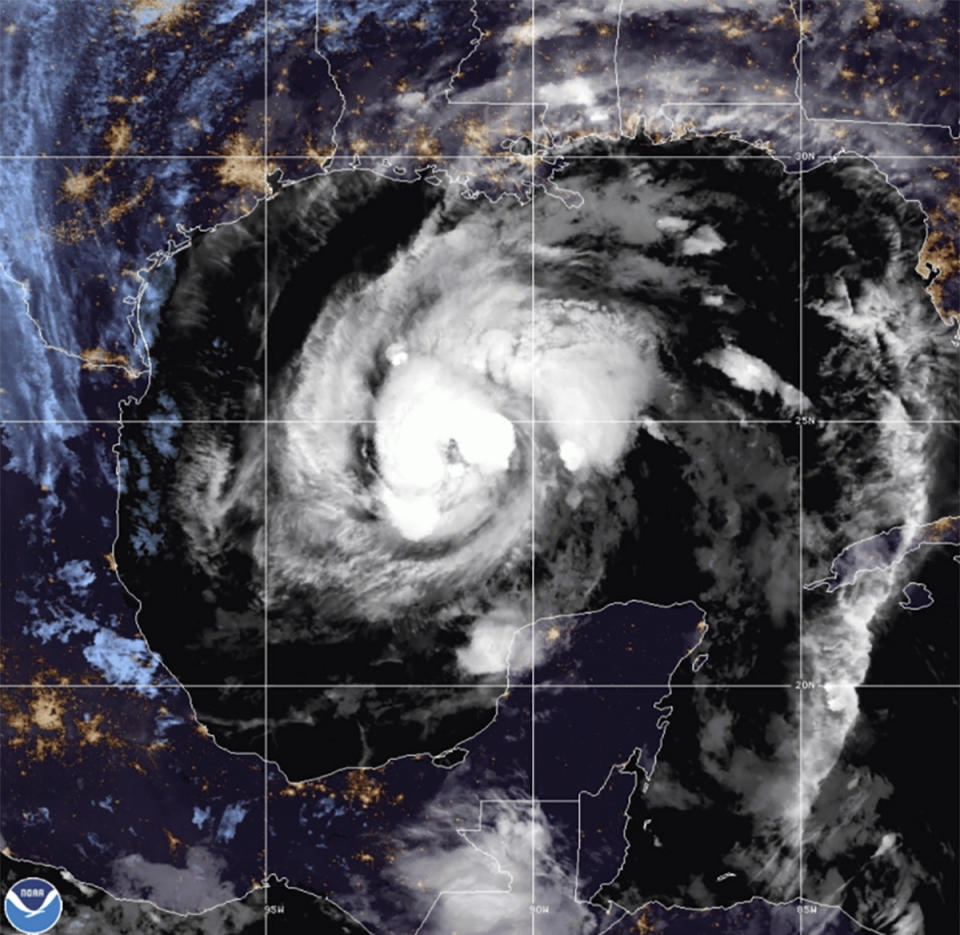 Imagen de satélite facilitada por la Oficina Nacional de Administración Oceánica y Atmosférica de Estados Unidos (NOAA por sus siglas en inglés) que muestra al huracán Zeta en el centro del Golfo de México, el miércoles 28 de octubre de 2020 a las 06:52 EDT. (NOAA/NESDIS/STAR vía AP)