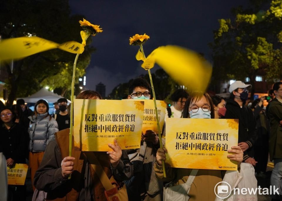 台灣經濟民主連合等團體在立法院群賢樓外舉行太陽花運動十週年晚會。   圖：張良一/攝