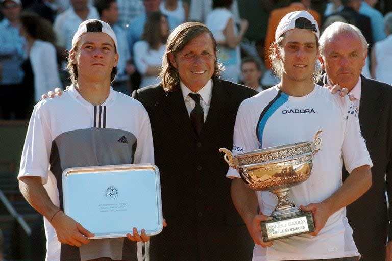 Una premiación histórica en Roland Garros 2004: Guillermo Vilas junto con Gaudio y Coria