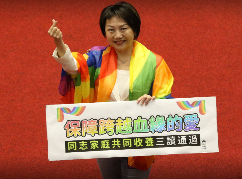 修法通過後，范雲也特別披上彩虹旗發言。   圖：范雲辦公室提供