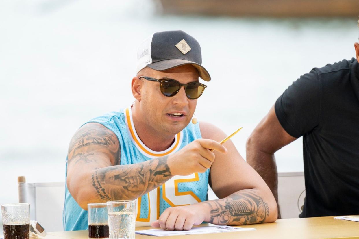 DSDS-Juror Pietro Lombardi hatte die Faxen dicke: "Konzentriere dich auf deine Stimme und nicht auf den Quatsch daneben", tadelte er eine Recall-Kandidatin auf Phuket. (Bild: RTL / Markus Hertrich)