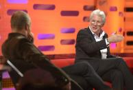 On le reconnait vraiment partout sur terre. Interviewé lors du Graham Norton Show, Richard Gere confie que lors d’un voyage à Bornéo pour rencontrer la tribu des Dayak, supposée être "<em>isolée du monde</em>", il a été encore plus surpris qu’il ne le pensait. À peine descendu de sa pirogue, il s’est fait accueillir par les mots "<em>officier et gentleman</em>", criés avec enthousiasme par les habitants qui l’avaient reconnu ! Pas facile de voyager incognito… ©Jonathan Brady/PA Images via Getty Images