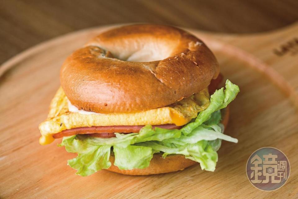 拉亞漢堡首創在早餐店賣貝果，後來多家早餐品牌與速食業者都跟風開賣。（火腿歐姆蛋貝果60元/個）