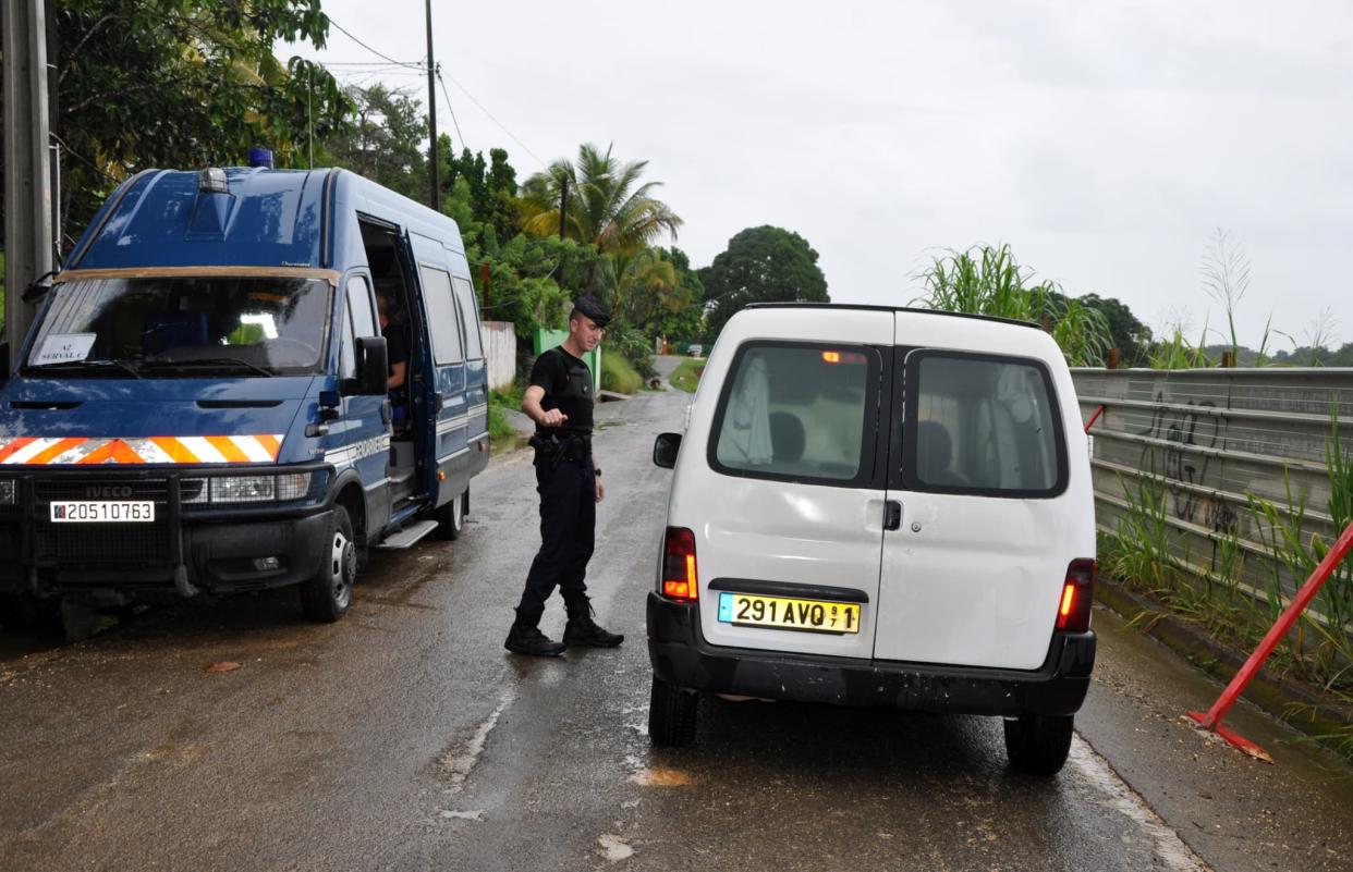 Des gendarmes français bouclent une route le 30 juin 2013 à Petit-Bourg, dans les Caraïbes françaises de l'île de Guadeloupe. (Photo d'illustration) - Eddy Nedelkovski - AFP