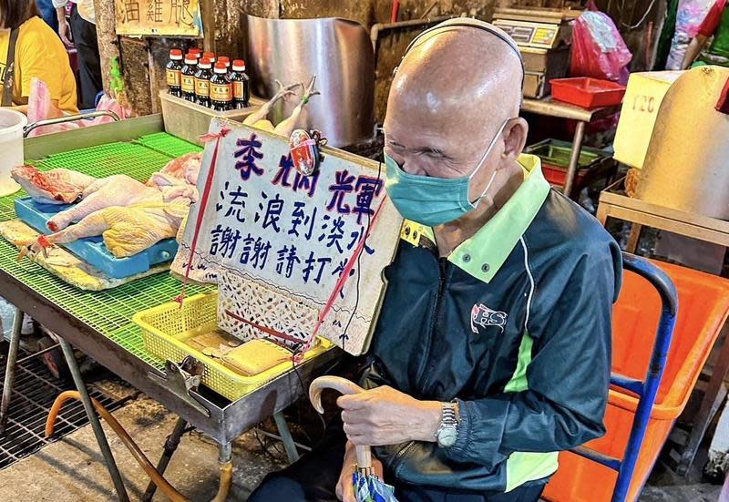 楊元慶昨天在臉書po文，曬出73歲李炳輝在市場「討生活」的照片。（翻攝自楊元慶臉書）