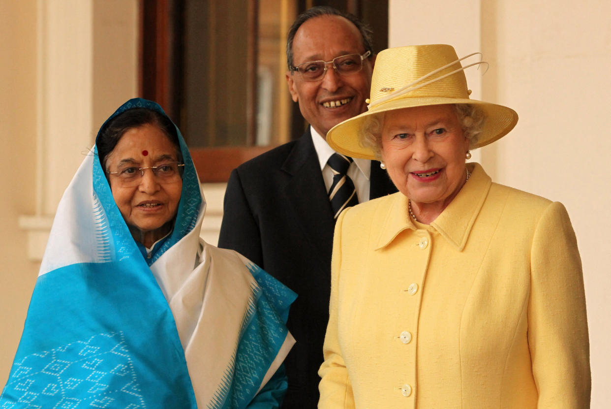 Elizabeth II en 2009 avec Pratibha Patil, présidente de l'Inde  (Photo by OLI SCARFF / POOL / AFP)