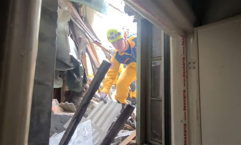 正在施工打地基的3名工人，遭隔壁屋齡60年的空屋崩塌壓住埋在瓦礫堆。(圖／翻攝畫面)