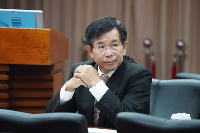 國中小獎懲準則新規惹議  教長：沒有要廢止制服 國教行動聯盟指最新公布的國中小獎懲準則學校對違 反服裝儀容規定的學生「不得加以懲處」，形同廢除 制服。教育部長潘文忠（圖）2日列席立法院教育及 文化委員會，會前受訪表示：「沒有要廢止制服。」 準則是延續民國109年規範，須由師生經民主程序律 定。 中央社記者徐肇昌攝  113年5月2日 