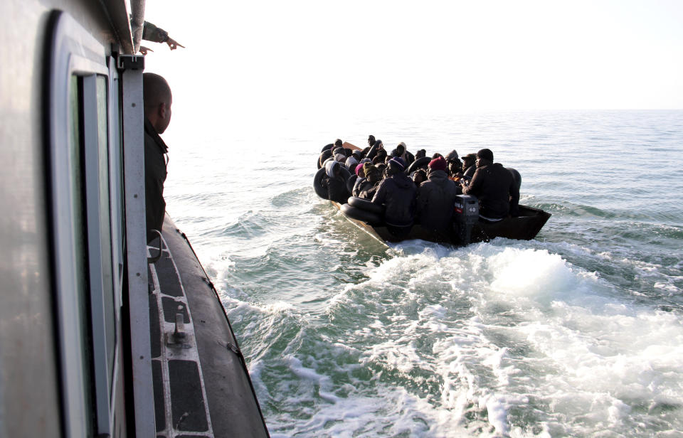 Migrantes, la mayoría de África subsahariana, son detenidos por la Guardia Nacional Marítima de Túnez durante un intento de llegar a Italia, cerca de la costa de Sfax, Túnez, el martes 18 de abril de 2023. En una expedición nocturna con la Guardia Nacional la semana pasada, The Associated Press vio a migrantes que imploraban continuar sus viajes a Italia en embarcaciones mal preparadas, algunas de las cuales hacían agua. Durante 14 horas, 372 personas fueron desalojadas de los frágiles botes. (AP Foto)