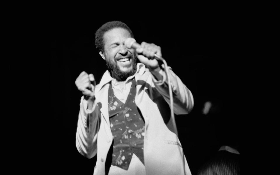 "You know we've got to find a way / To bring some lovin' here today": Marvin Gaye stach nicht nur heraus, weil er ein fantastischer Soul-Musiker war, sondern weil er in seinen Songs immer auch eine starke Botschaft transportierte. Umso tragischer endete der Kult-Sänger, dessen Love-Gospel bis heute verfängt: Am 1. April 1984, einen Tag vor seinem 45. Geburtstag, wurde Gaye bei einem Streit von seinem Vater erschossen. (Bild: Angela Deane-Drummond/Evening Standard/Hulton Archive/Getty Images)