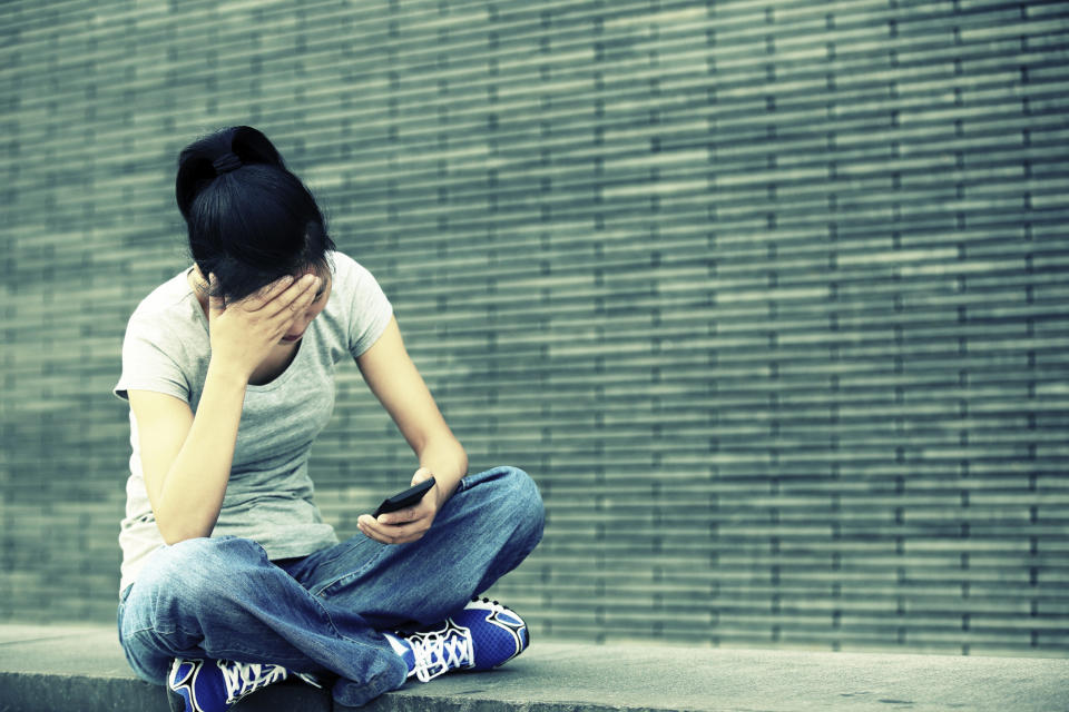 People who constantly check&nbsp;their smartphones tend to experience&nbsp;greater levels of depression and anxiety, <a href="http://www.huffingtonpost.com/entry/smartphone-addiction-depression-anxiety_us_56d992f3e4b0ffe6f8e8f943?ir=Technology&amp;section=us_technology" target="_blank">according to a study</a> from&nbsp;psychologists at&nbsp;the University of Illinois at Urbana-Champlain. This might&nbsp;be because people struggling with depression use their phones as a kind of&nbsp;escape.&nbsp;<br /><br />"It appears that people who use cell phones to avoid stress and negative events in their real life also tend to have mental health problems," Dr. Alejandro Lleras, a psychologist at the university and the study's lead author, told&nbsp;HuffPost.