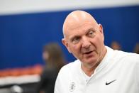 <p>El empresario estadounidense Steve Ballmer, que fue director ejecutivo de Microsoft de 2000 a 2014 y ahora es propietario de Los Ángeles Clippers de la NBA, ha visto cómo su patrimonio se reducía en 24.000 millones de euros. (Foto: Patrick T. Fallon / AFP / Getty Images).</p> 