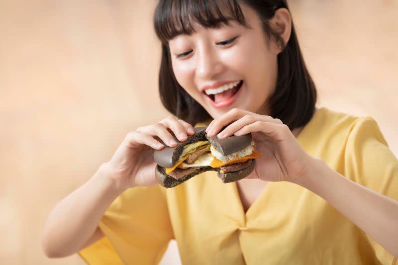 ▲台灣麥當勞5/17～6/13回歸CHEESE濃捲風「微牽絲起司排雙牛堡」與「微牽絲起司排脆豬堡」；同時新登場與KitKat聯名推出限量「巧克力焦糖冰炫風」。（圖／台灣麥當勞提供）