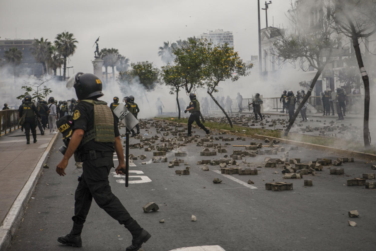 La policía disparó gases lacrimógenos para dispersar a la multitud de simpatizantes de Pedro Castillo, ahora ex presidente de Perú, tras su detención el miércoles. (Marco Garro/The New York Times)