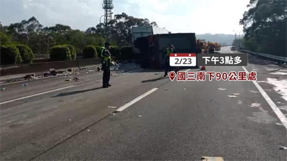 礦泉水聯結車翻覆國道 小黃撞山壁