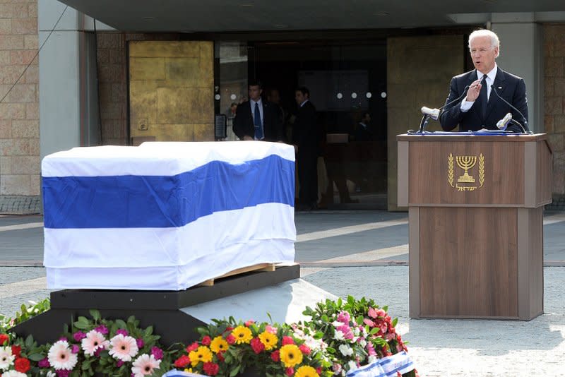 美國副總統拜登在夏隆葬禮上致詞。（美聯社）