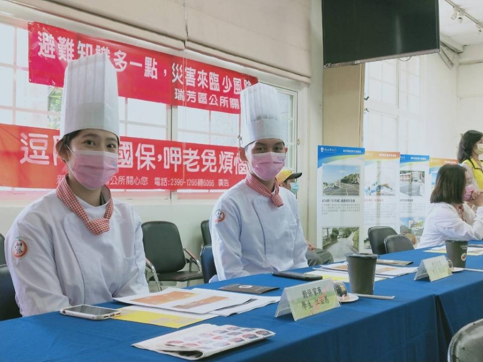 《圖說》穀保家商學生陳柏佑(右)與江法恩(左)於會場介紹瑞芳礦金餅研發製作歷程。〈教育局提供〉