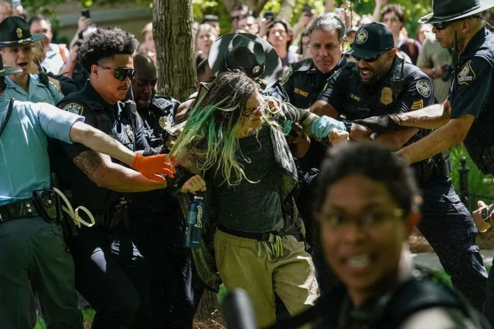 Agentes de policía arrestan a una manifestante este jueves durante una protesta pro Palestina contra la guerra en Gaza en la Universidad de Emory en Atlanta, Georgia. 