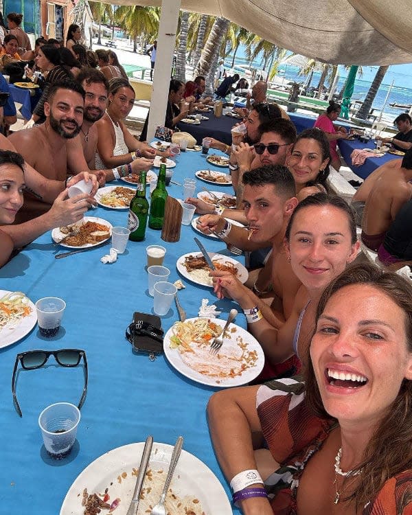 Jessica Bueno con amigos en la playa