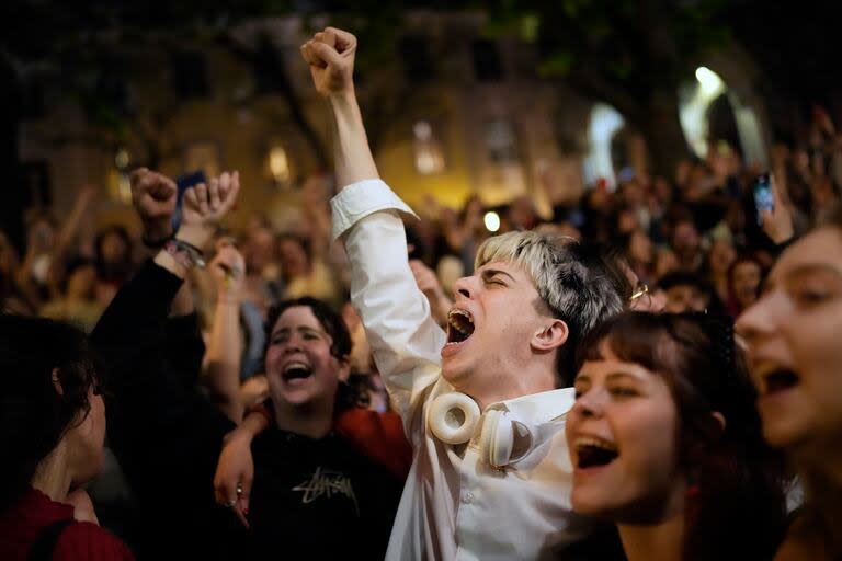 Miles de personas cantan la canción 