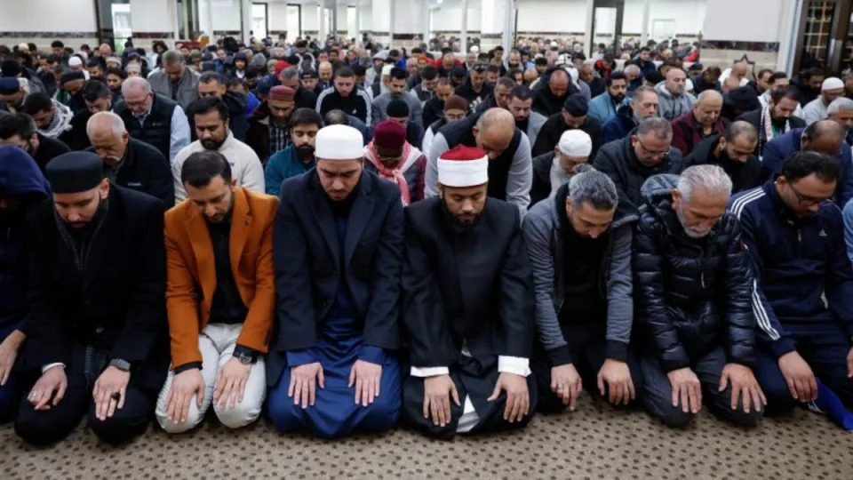 Familiares y miembros de la comunidad rezan durante el funeral de Wadea Al Fayoume, de seis años, en la Fundación Mezquita el 16 de octubre de 2023 en Bridgeview, Illinois. (Foto: Kamil Krzaczynski/Getty Images).