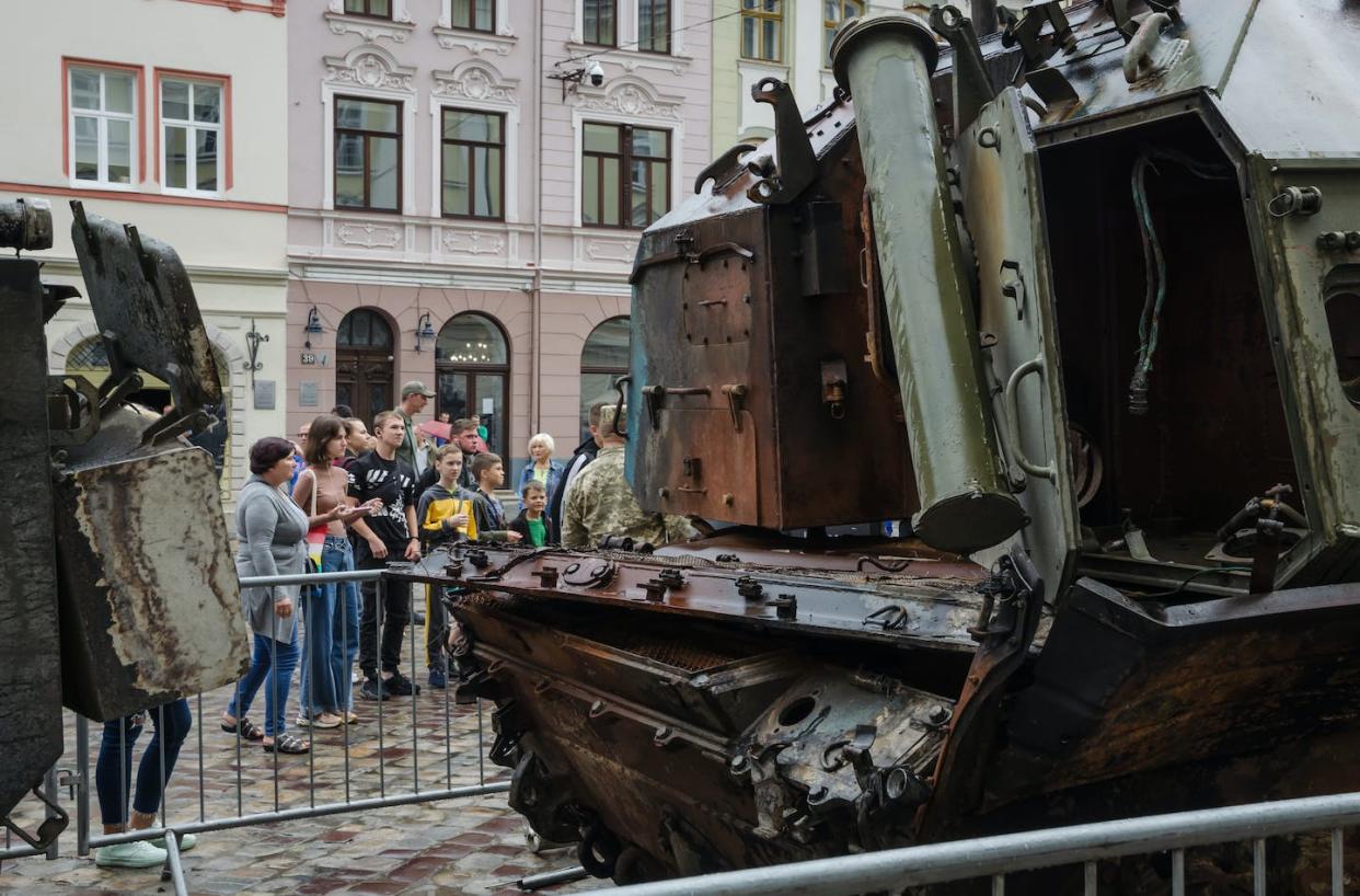 Un grupo de personas asiste a una exposición de equipos rusos destruidos por las fuerzas armadas de Ucrania, en Lviv, Ucrania, el 11 de agosto de 2022. <a href="https://www.gettyimages.com/detail/news-photo/people-attend-the-opening-of-the-exhibition-of-russian-news-photo/1242453575?adppopup=true" rel="nofollow noopener" target="_blank" data-ylk="slk:Olena Znak / Anadolu Agency via Getty Images;elm:context_link;itc:0;sec:content-canvas" class="link ">Olena Znak / Anadolu Agency via Getty Images</a>