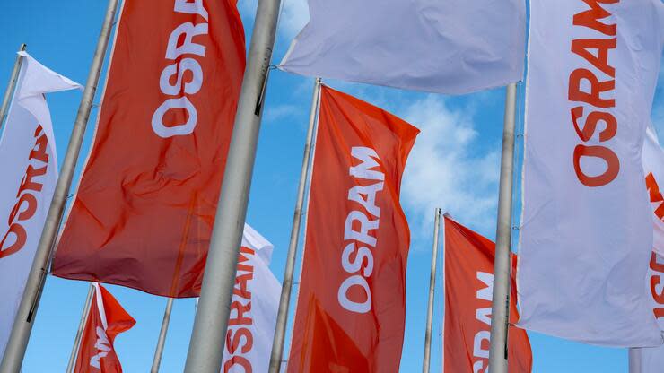 Fahnen mit dem Logo von Osram: Der Sensor-Spezialist AMS hält an seinem Übernahmevorhaben fest. Foto: dpa