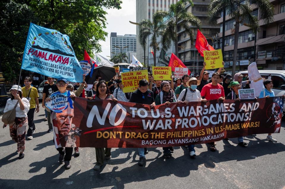 菲律賓總統小馬可仕4月赴華府參加美日菲三邊峰會期間，馬尼拉有民眾示威抗議。路透社