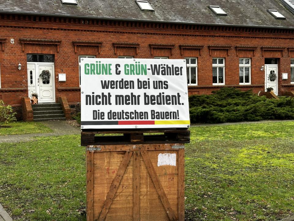 "Grüne und Grün-Wähler werden bei uns nicht mehr bedient", steht auf einem Plakat in Weisen (Prignitz). (Bild: Marcus J. Pfeiffer/MAZ/dpa)