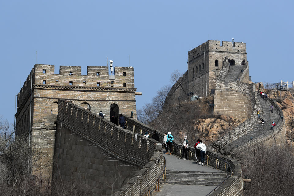 Las autoridades han reabierto una sección de la Gran Muralla. En la fotografía, turistas visitando el monumento. (Foto: Andy Wong / AP).