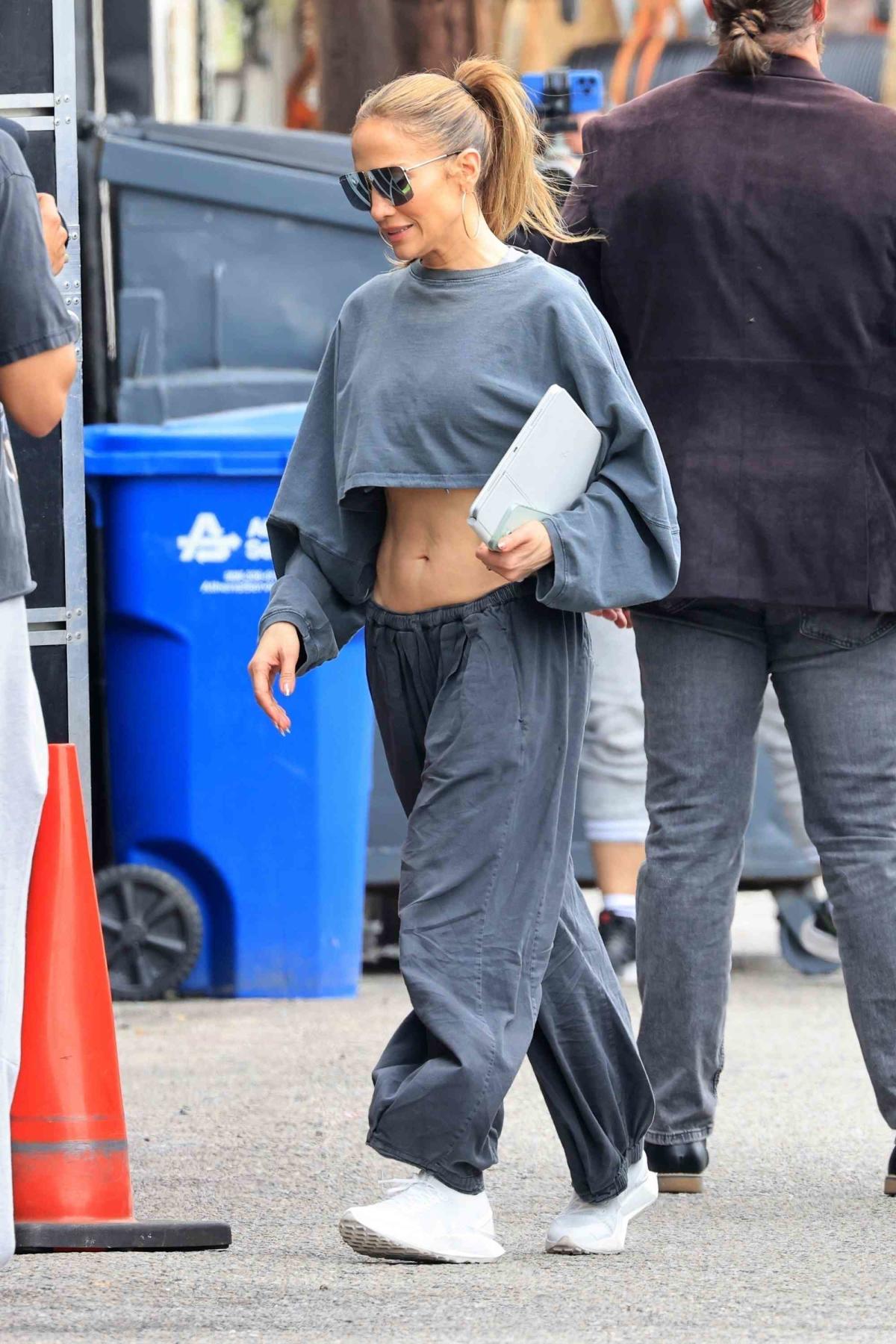 Jennifer Lopez Wore This Breezy, Travel-Friendly Jeans-Alternative 4x ...