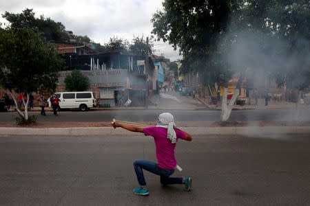 A demonstrator throws stones with a slingshot during a protest against the re-election of Honduras' President Juan Orlando Hernandez in Tegucigalpa, Honduras January 20, 2018. REUTERS/Jorge Cabrera