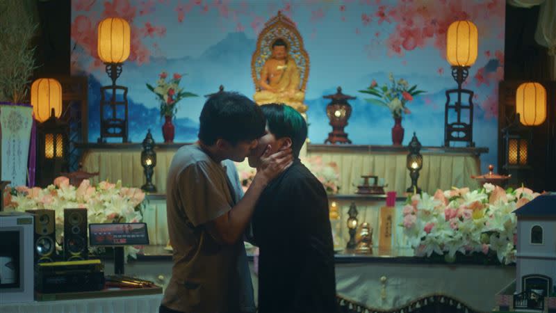 林哲熹（左）和巫建和（右）男男激吻。（圖／Netflix提供）