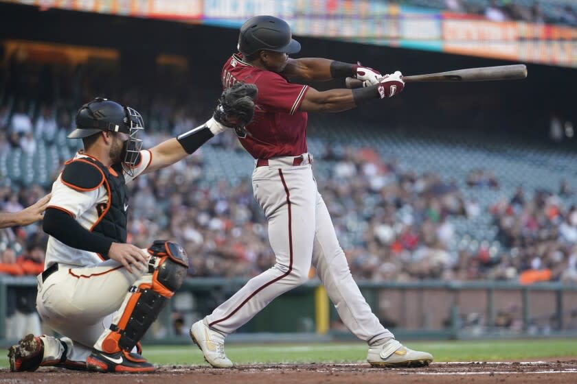 El jugador de los Diamondbacks de Arizona Stone Garrett es ponchado por los Gigantes de San Francisc en el segundo inning de su juego de béisbol en San Francisco, el miércoles 17 de agosto de 2022. (AP Foto/Godofredo A. Vásquez)