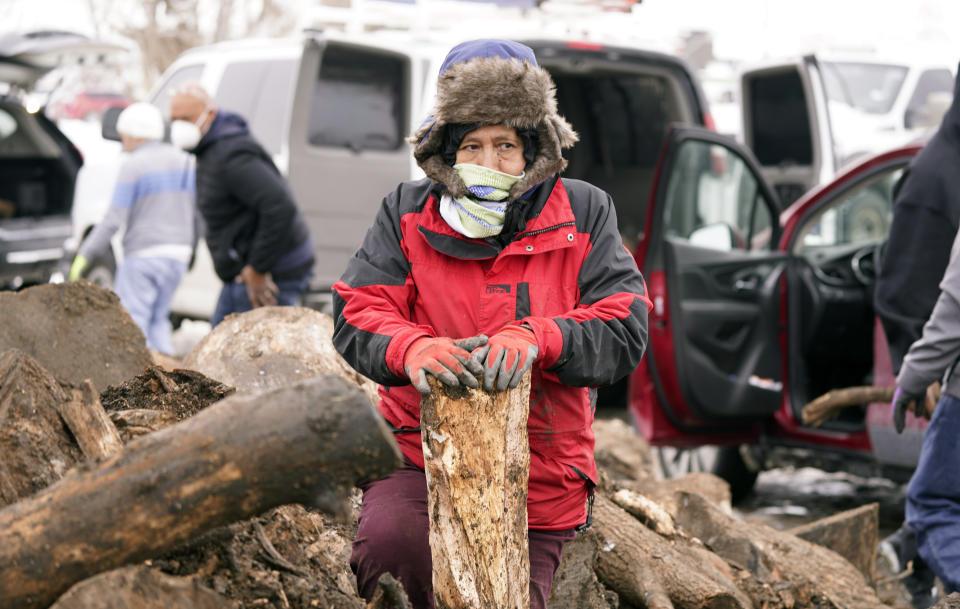 <p>En Dallas, también se registran colas enormes para recoger leña ante la falta de electricidad en el estado de Texas. Grupos de 30 personas pueden recolectar los leños durante 6 minutos la cantidad que requieran para llevar a casa (AP Photo/LM Otero)</p> 