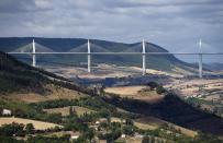 Michel Virlogeux y Norman Foster son los responsables de esta auténtica obra maestra de la ingeniería que atraviesa el cauce del río Tarn. El viaducto de Millau, inaugurado en 2004 y abierto al público en 2006, forma parte de la autopista francesa A-75 y se trata del puente más alto construido para el tráfico rodado (su altura máxima es de 343 metros). (Foto: Stephane de Sakutin / AFP / Getty Images).