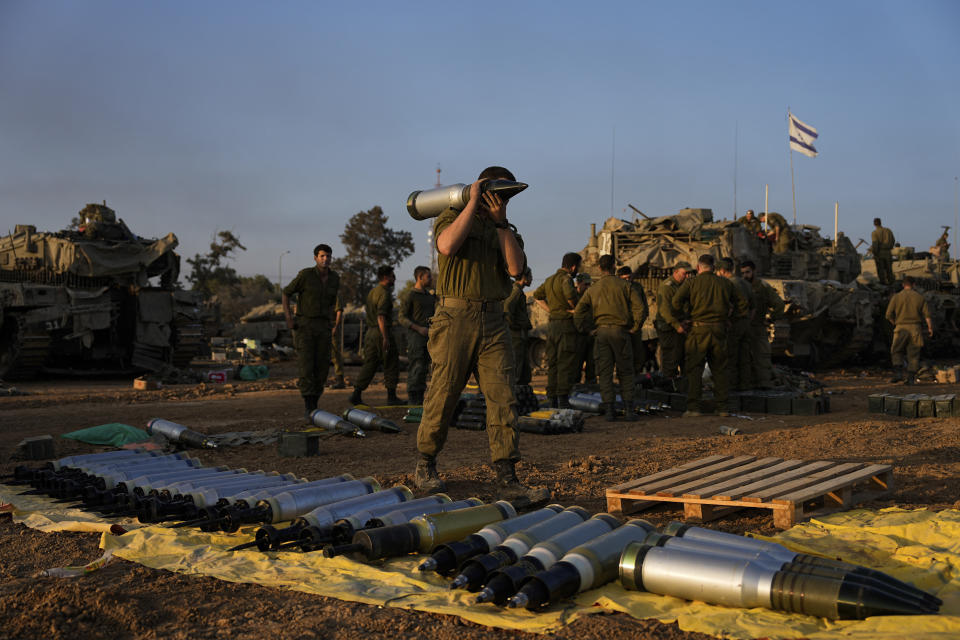 Soldados israelíes cargan proyectiles en un tanque en una zona del sur de Israel próxima a Gaza, el 31 de diciembre de 2023. (AP Foto/Ohad Zwigenberg)