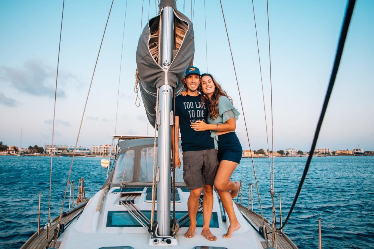 Sophie Darsy und Ryan Ellison haben die Geschäftswelt hinter sich gelassen, um auf einem Segelboot zu leben. - Copyright: Courtesy of Sophie Darsy and Ryan Ellison