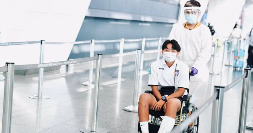 中華女足藍昱絜因左腳踝骨折，先一步搭機回台治療，於22日下午返抵國門。（圖／中華足協提供）