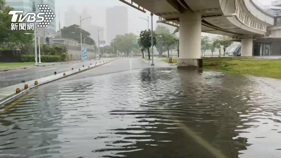 明日北部及東北部地區會有一波一波的降雨。（示意圖／TVBS）