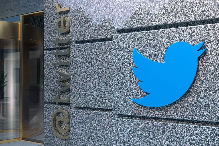 Las oficinas de Twitter amanecieron cerradas hoy viernes, luego de la que compañía comenzara con despidos masivos que alcanzan a la mitad de sus empleados