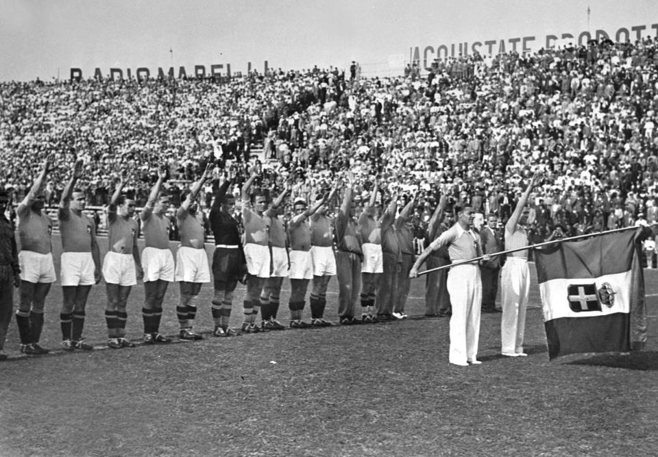 意大利隊在開賽前，進行法西斯式敬禮（fascist salute）。 (AP Photo)