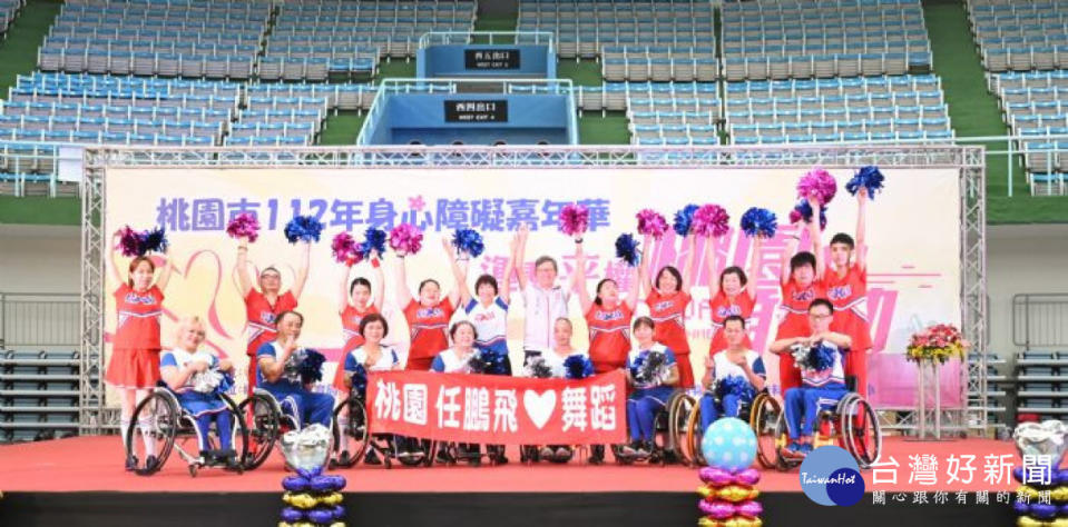 王副市長和輪椅舞表演者合影。